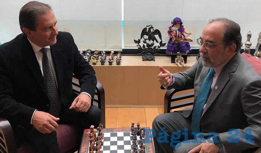 “Quién mueve primero la ficha ?”, comentó Luis Armando Reynoso a una foto de su reunión con Luis Castro, presidente del Panal