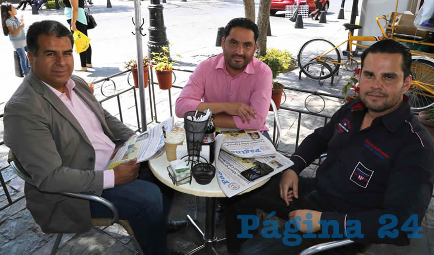 En Café Catedral departieron Cuauhtémoc Escobedo Tejada, presidente municipal de Pabellón de Arteaga; Emanuelle Sánchez Nájera y Vicente Pérez Almanza, dirigente del Partido de Aguascalientes