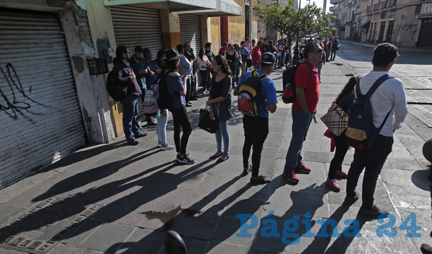 Durante el segundo día de paro camionero entre 15 mil y 16 mil estudiantes fueron afectados, informó el presidente de la FEU, Jesús Medina Varela; la Semov dio a conocer que unidades de otras rutas, de Siteur, así como vehículos oficiales y particulares brindaron apoyo a los pasajeros afectados en diferentes puntos de la ciudad/Fotos: Cuartoscuro