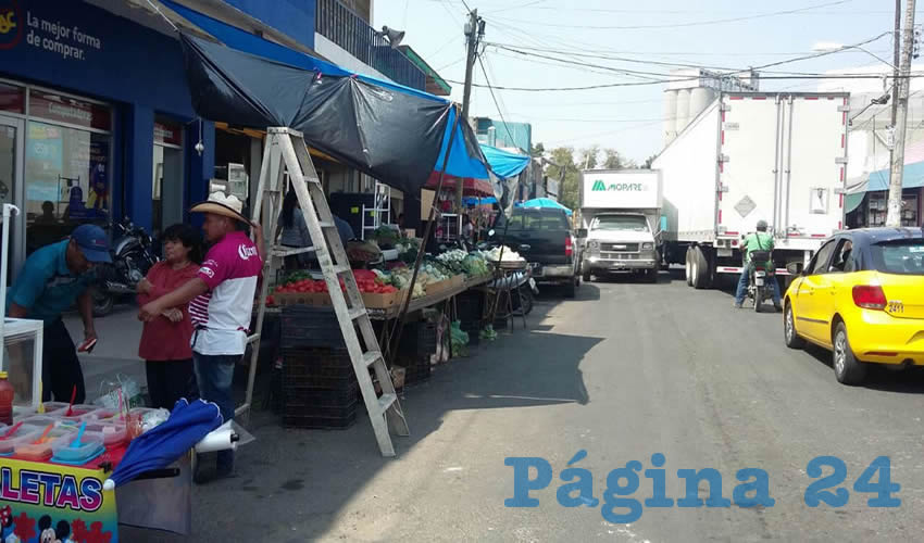 Pese a que sólo el domingo es el día de tianguis en la colonia, a diario se observa a decenas de personas que venden sus productos en las calles obstruyendo el paso de peatones y vehículos; además la vigilancia policiaca es casi nula/Fotos: Francisco Tapia