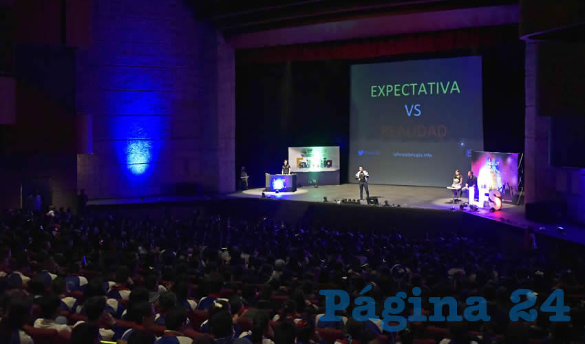La presidenta del DIF Estatal, Yolanda Ramírez de Orozco, asistió a la conferencia que se ofreció a estudiantes de secundaria