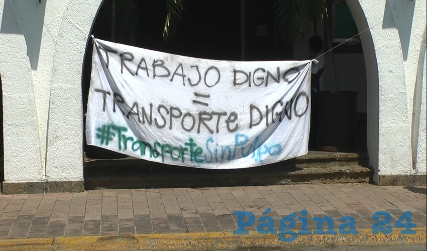 Integrantes de diversos colectivos exigieron con pancartas y consignas en Casa Jalisco que Aristóteles Sandoval no doble el brazo ante las demandas de los concesionarios del transporte público que exigen un “absurdo” aumento a la tarifa de tres pesos, para que cueste 10, cuando apenas 10 por ciento de las unidades tienen los requisitos mínimos de calidad/Fotos: Francisco Andalón López