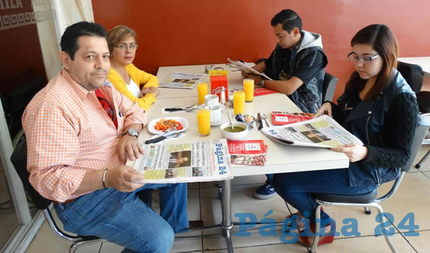 En el restaurante Mitla almorzaron Raúl Valencia, Gloria Andreu, Raúl Valencia y Paola Valencia