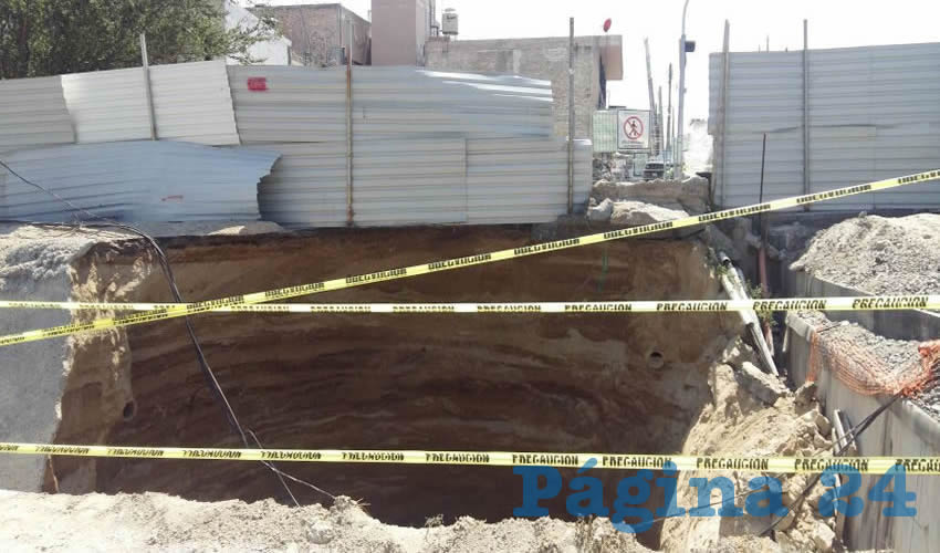 Al Sistema de Tren Eléctrico Urbano no le quedó más que aceptar la aparición de este socavón, que en primera instancia había sido negado por los trabajadores que se ubicaron en este punto; se dijo que se trataba de una cavidad “que estaba desde hace tiempo en el subsuelo”/Foto: Cortesía 