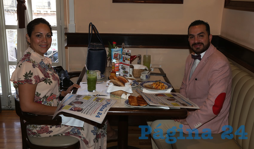 En Sanborns Francia desayunaron Delhy Sarabia de la Riva y Kike de la Torre, coordinador de Comunicación Social del Municipio de Aguascalientes