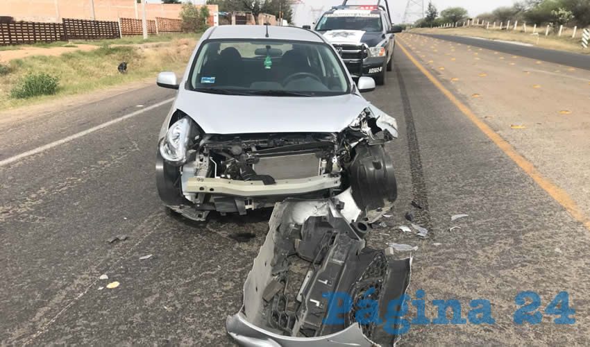 El automóvil Nissan March se estampó contra un camión de volteo