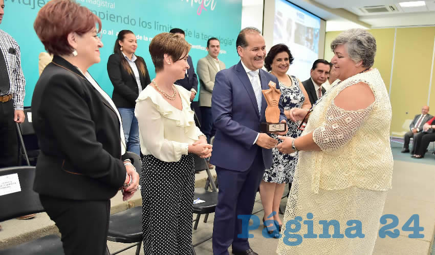 María Antonieta Zuloaga Garmendia, recibieron el premio “Atecnia” por su contribución en el desarrollo tecnológic