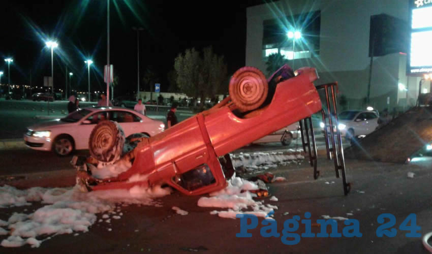 Sobre su toldo quedó la camioneta Ford que conducía Fernando Hernández Hernández