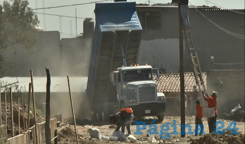 Supuestamente el dueño del terreno dio permiso para que la cañada se rellenara con desechos, situación que el ayuntamiento no ha vigilado, y mucho menos el gobierno estatal, pese a que podría causar severo daño ambiental en el área/Fotos: Francisco Andalón López 