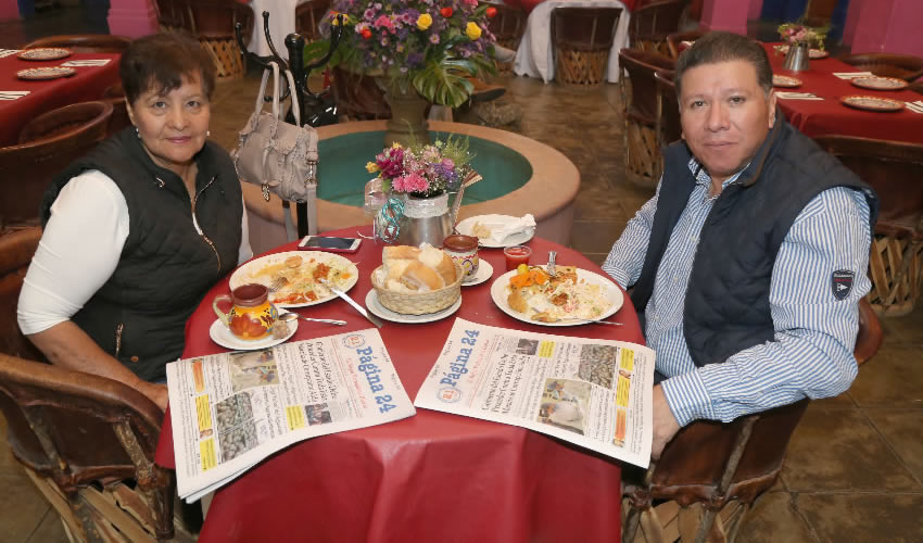 Mar&iacute;a del Refugio Escalera Mercado y Luis Miguel Dena Escalera, que nos visitan del Estado de M&eacute;xico, compartieron el primer alimento del d&iacute;a en La Saturnina