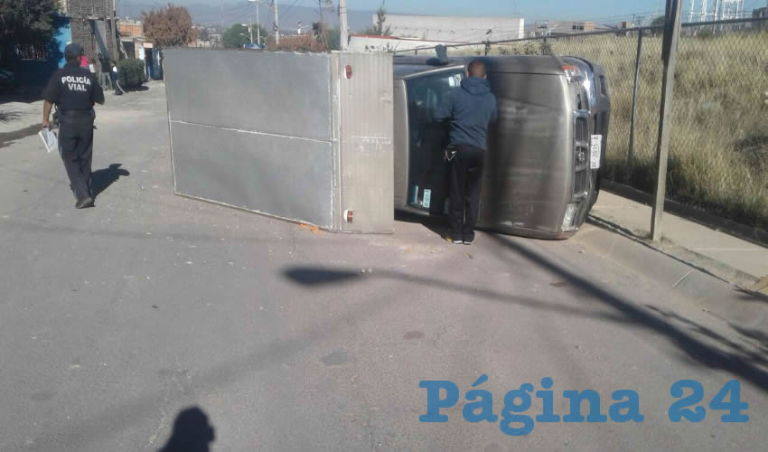 Sobre la calle Juan de Dios Jim&eacute;nez Urbina se volc&oacute; la camioneta Nissan