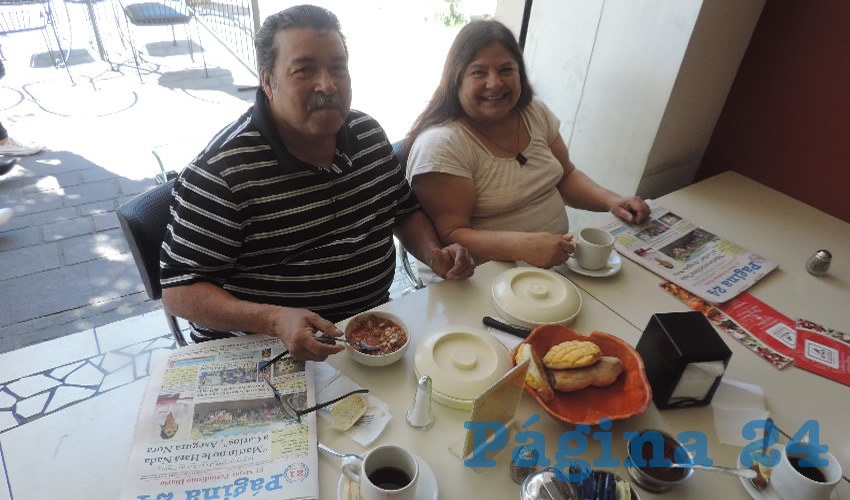 En el restaurante Mitla, tomaron su primer alimento del d&iacute;a Carlos Herrera Romo y Oralia Gonz&aacute;lez