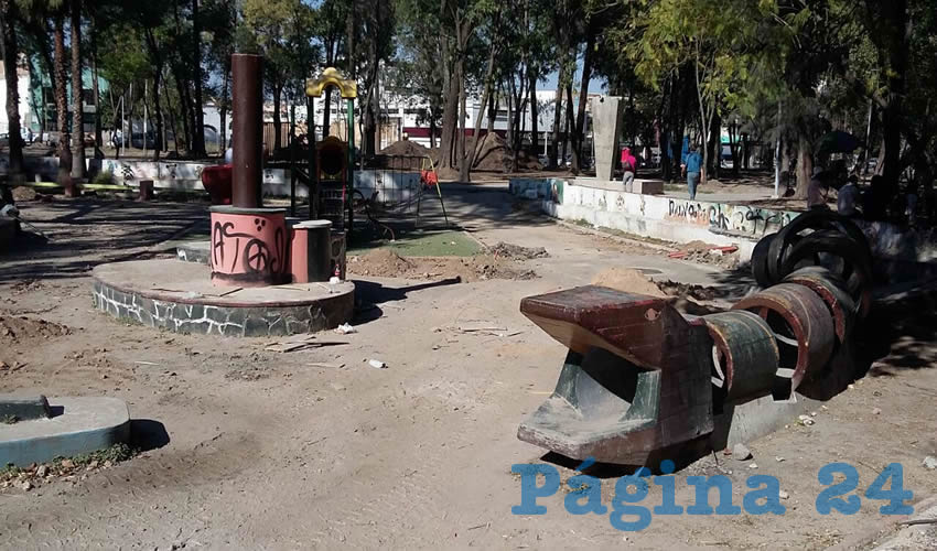 El Parque Morelos luce peor que nunca, descuidado y con una obra de “remodelación” inconclusa que deja a los comerciantes y vecinos con un grave problema, los peligros de agujeros enormes por todos lados acentuados por la falta de alumbrado, además del azote de la delincuencia/Fotos: Francisco Tapia 