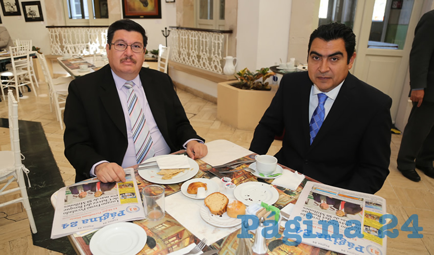 Arturo Gonz&aacute;lez Estrada, director del ISSSSPEA; y Omar Zegbe Dom&iacute;nguez, director de Unidad de Inversiones del ISSSSPEA; compartieron el pan y la sal en el restaurante del Hotel Gran Alameda