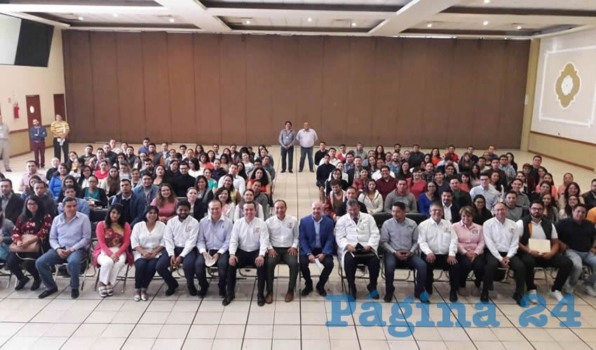 Son m&eacute;dicos que participaron en la Feria del Empleo que organiza el IMSS cada a&ntilde;o en la Ciudad de M&eacute;xico