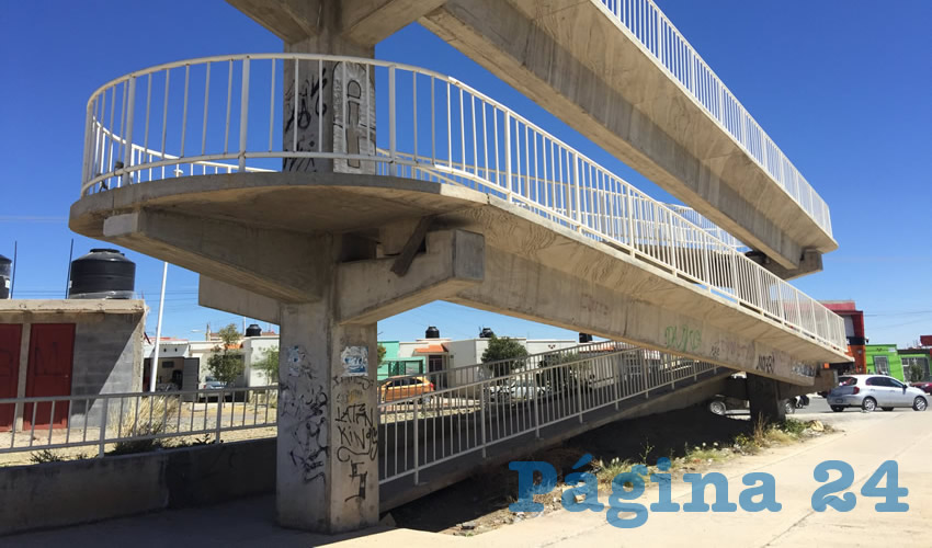 La basura que se puede apreciar en este punto de la ciudad son bolsas, cartón, botellas de plástico, papeles y envases de bebidas embriagantes adornan la vialidad que conecta a estas colonias con otras cercanas donde abunda además la maleza crecida (Foto Cristo González)