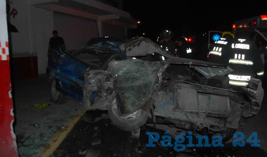 Totalmente destrozado qued&oacute; el autom&oacute;vil Dodge Ne&oacute;n