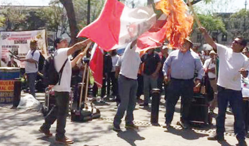 Cuando el contingente de manifestantes llegó frente al Congreso del Estado quemaron banderas del PRI en señal de acusar a este partido en específico de resultar dañino para los jaliscienses al impulsar acciones que sólo benefician a uso cuantos, pero afectando la salud de todos/Foto: Cortesía
