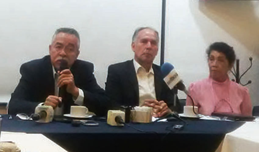Salvador Ponce Sánchez, de Grupo Incluyente Jalisco de Morena, criticó las decisiones de la cúpula de su partido, que ha permitido que personajes como la ex priísta Claudia Delgadillo se sume: “De la noche a la mañana se cambia diciendo que ama a López Obrador”, cuando ellos han trabajado por un cambio en el país desde el principio, dijo/Foto: Elizabeth Ríos Chavarría