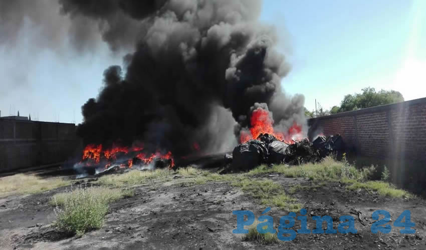 Bomberos estatales y de Jesús María se encargaron de sofocar las llamas