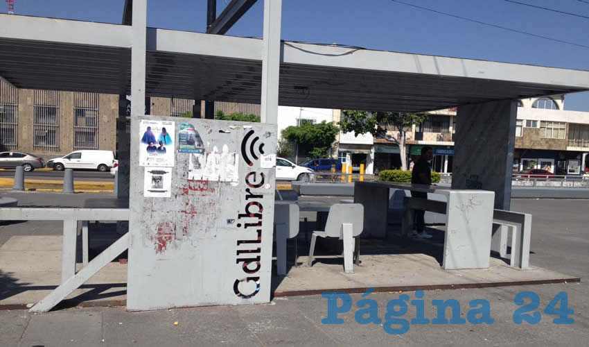 Multitud de desechos, rayones y grafitti, además de cables sueltos por todas partes son las joyas que ofrece el punto de internet ubicado en la plazoleta del templo Expiatorio, en Guadalajara. Este lugar es ejemplo de lo que pasó con aquel “flamante” programa municipal/Fotos: Francisco Tapia 