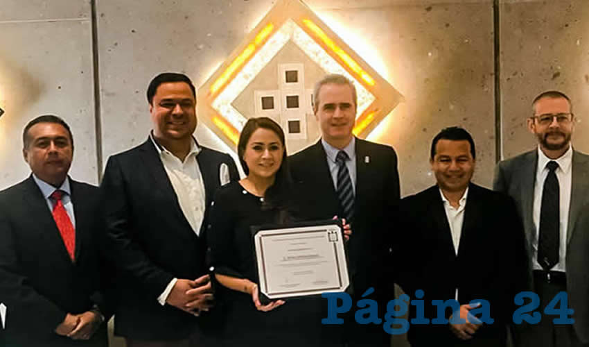 Tere Jiménez recibió el reconocimiento que otorga la Universidad Popular Autónoma del Estado de Puebla a las políticas públicas que promueven el bien común