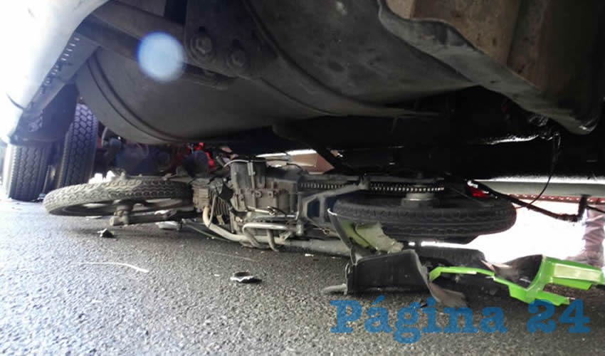 El tractocamión que conducía Juan Moreno Castañón, quien no logró evitar el percance