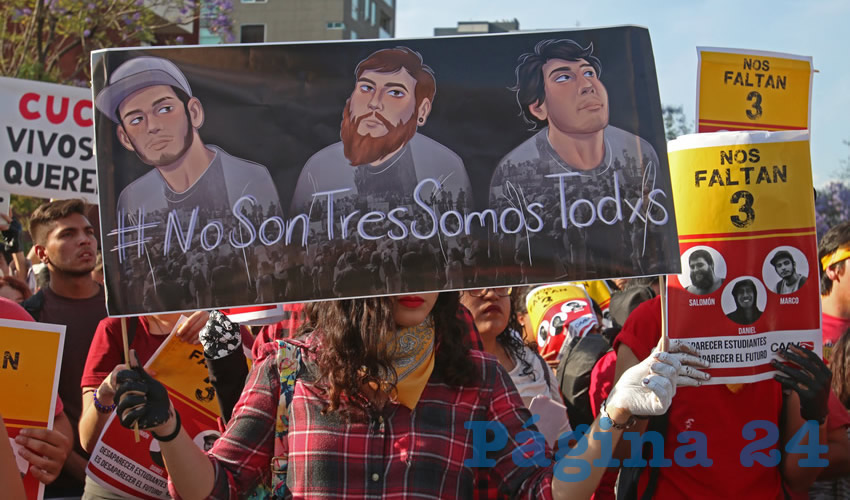 Miles de personas entre estudiantes, maestros, familiares y amigos de la Universidad de Medios Audiovisuales, de la Universidad de Guadalajara y del ITESO, marcharon de la Glorieta de los Niños Héroes a la fiscalía estatal para exigir que aparezcan con vida Javier Salomón, Marcos Ávalos y Daniel Díaz, y de quienes han desaparecido en Jalisco