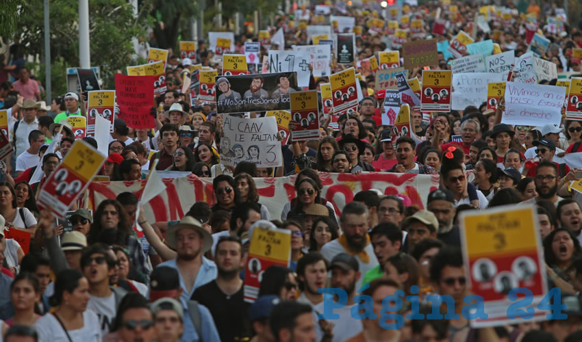 Por tercera vez, las calles de Guadalajara se desbordaron de ciudadanos que exigieron sean encontrados con vida los tres estudiantes de cine levantados el pasado lunes por un comando en Tonalá/Fotos: Cuartoscuro
