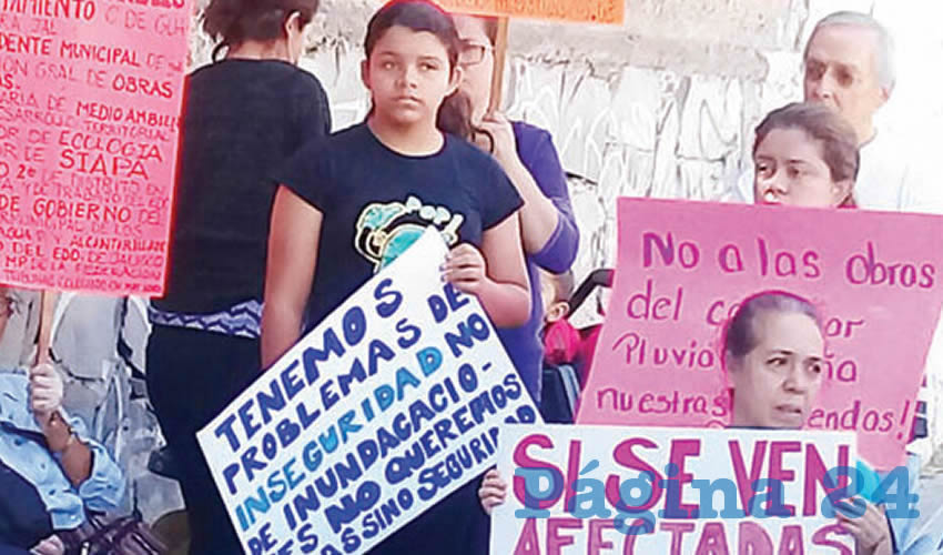 Con pancartas y consignas, ayer vecinos del Parque San Rafael sentenciaron que no tienen problemas de inundaciones sino de inseguridad, y que lo urgente no es que se haga un colector sino que se mejore la vigilancia policial en la zona/Fotos: Francisco Tapia