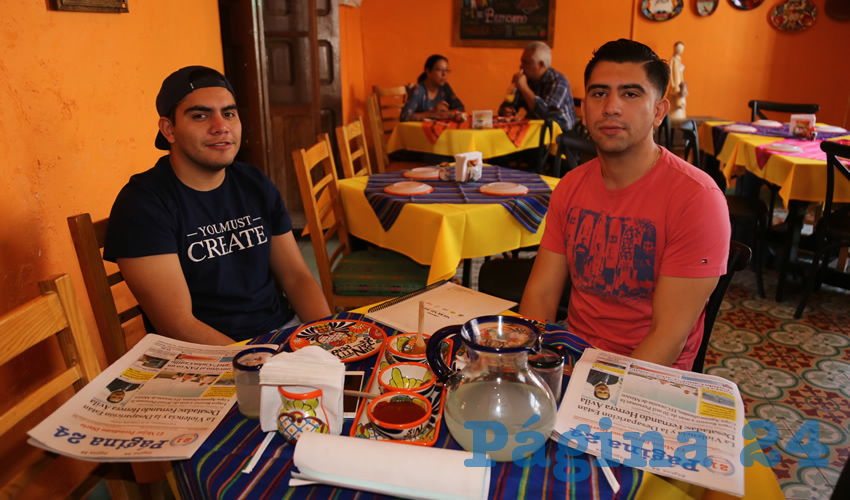 En El Mercadito Gastron&oacute;mico Col&oacute;n compartieron el primer alimento del d&iacute;a Emanuel Amador Carrillo y Ernesto Amador Morquecho