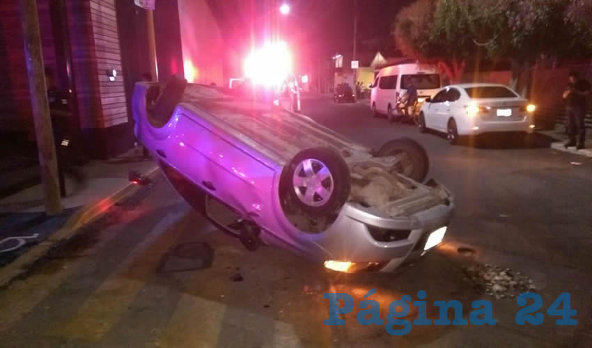 El autom&oacute;vil Chevrolet Aveo qued&oacute; volcado sobre su toldo