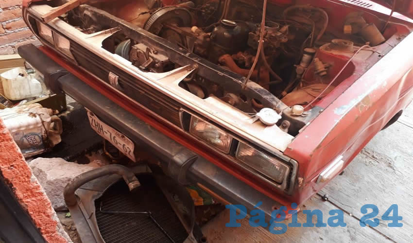 La unidad Datsun que era desmontada por cuatro pillos