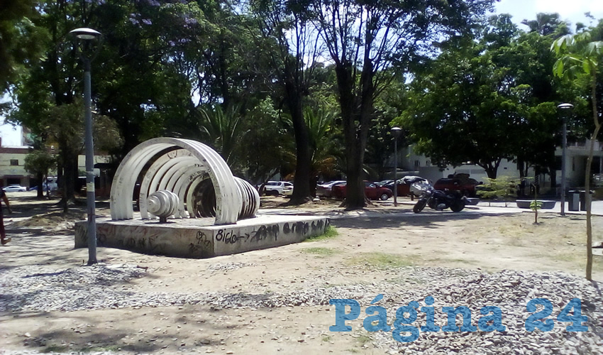 Vecinos de la colonia El Retiro denunciaron el ecocidio que perpetra el ayuntamiento tapatío en el Parque Morelos, supuestamente para renovarlo en aras de la Ciudad Creativa Digital, que se construye a metros del lugar; y el alcalde interino Enrique Ibarra ha sido omiso a la andanada de quejas/Fotos: Francisco Tapia 