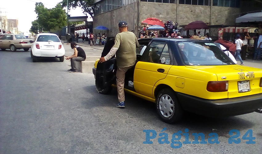 “Son obras mal hechas, nos quitaron nuestro centro de trabajo, ya no podemos ni trabajar”, criticaron trabajadores del volante, a quienes la remodelación de los alrededores de la Central Vieja ha traído más males que beneficios/Fotos: Francisco Tapia 