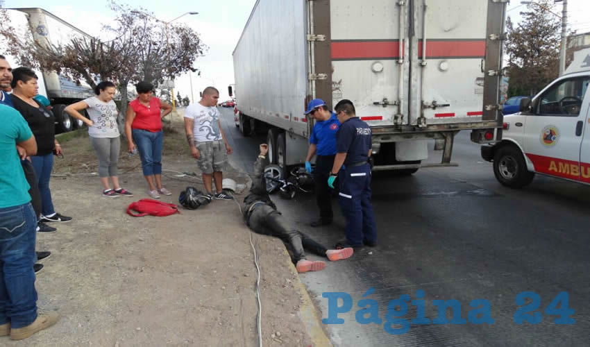 La moto del ebrio qued&oacute; abajo del tr&aacute;iler