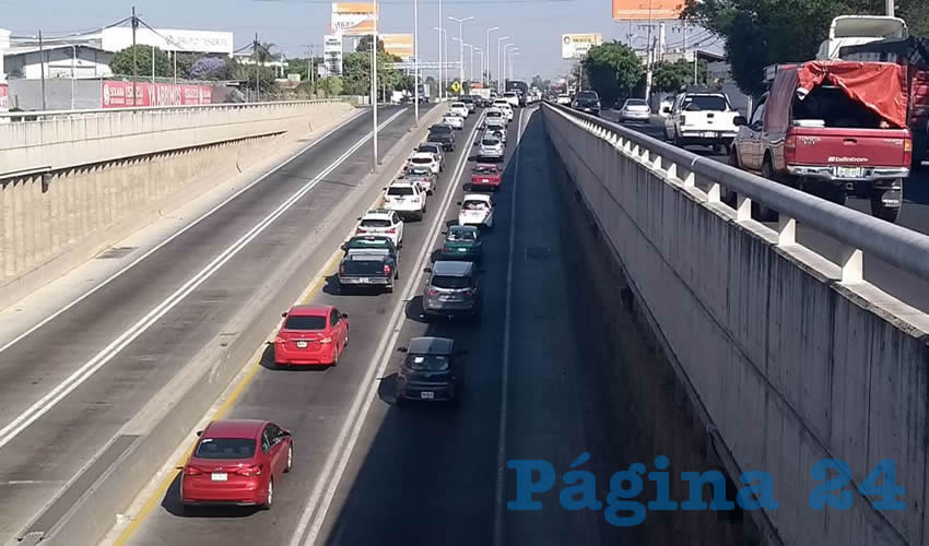 Largas filas de vehículos se observaron ayer viernes sobre la carretera a Nogales, desde Venta del Astillero y hasta el entronque de la Autopista, aunque desde avenida Aviación, en la colonia San Juan de Ocotán, en Zapopan, se podía apreciar una lenta circulación/Foto: Francisco Andalón López