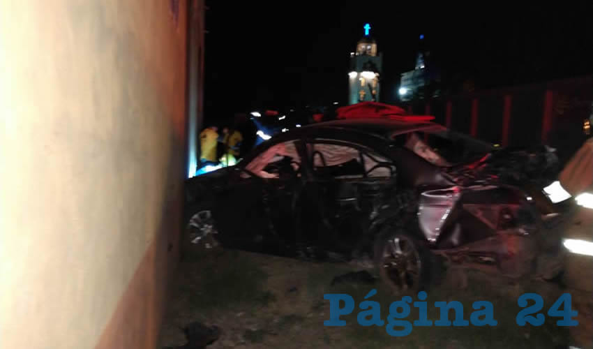 El carro Honda Accord, tras ser embestida por el tren, se estrelló contra una casa