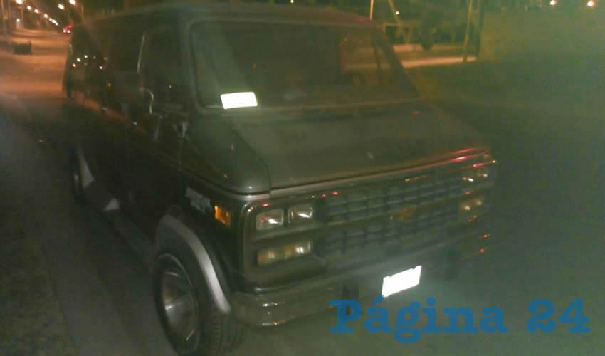Al quedarse sin gasolina, los delincuentes abandonaron esta camioneta, en el fraccionamiento Terranova