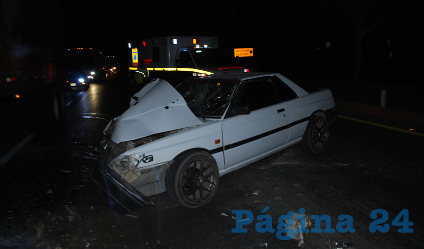 Intoxicado por alcohol, un desconocido colisionó su auto Nissan Tsuru contra una pesada unidad en la carretera federal 45 sur