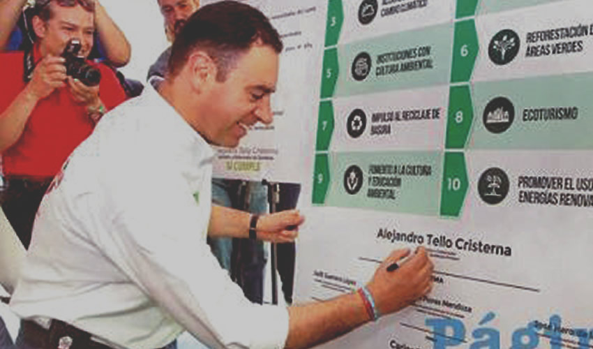 Alejandro Tello a risa y risa, firmando sus falsas y fraudulentas promesas de campaña