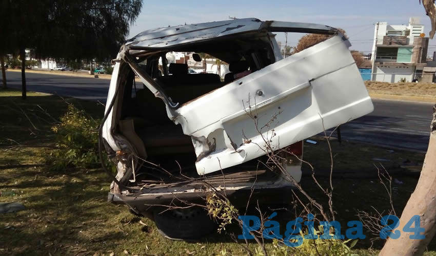 La camioneta, tras ser colisionada por alcance, se estampó contra un árbol y se volcó