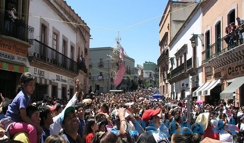 Este día, se puede caracterizar por el ruido, la alegría y la emoción de los presentes, así como el asombro de los niños presentes, quienes preguntan a sus padres el porqué de esta acción, y puedan conocer las tradiciones más arraigadas que existen en nuestro país. (Foto: Cortesía)