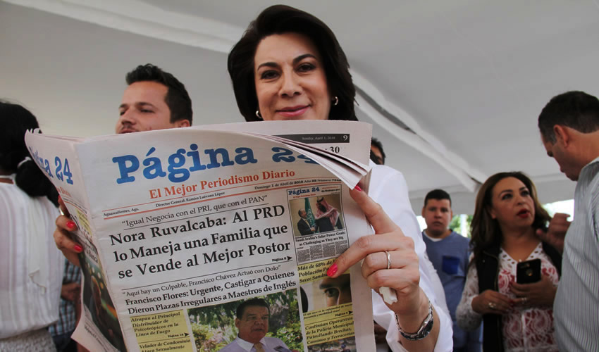 Lorena Martínez Rodríguez, candidata del PRI al Senado de la República,, leyendo su periódico favorito: Página 24 El Mejor Periodismo Diar