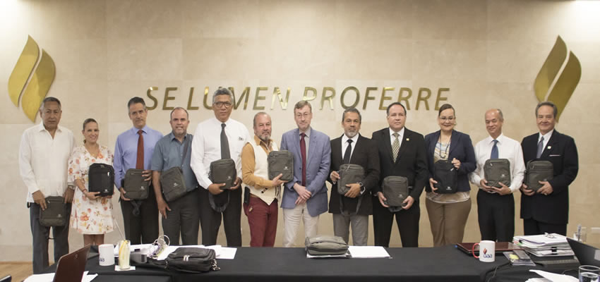 Gracias a las gestiones de la actual administración, se obtuvieron recursos extraordinarios para la compra de kits de herramientas tecnológicas para beneficio de docentes de la UAA