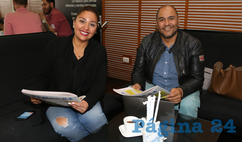 Sylvia Garfias Cedillo y Luigui Rivera, reportero; departieron en el Café Punta del Cielo