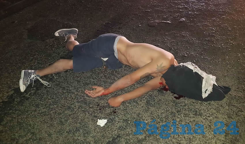 El sujeto, hasta el momento desconocido, quedó tirado en el asfalto