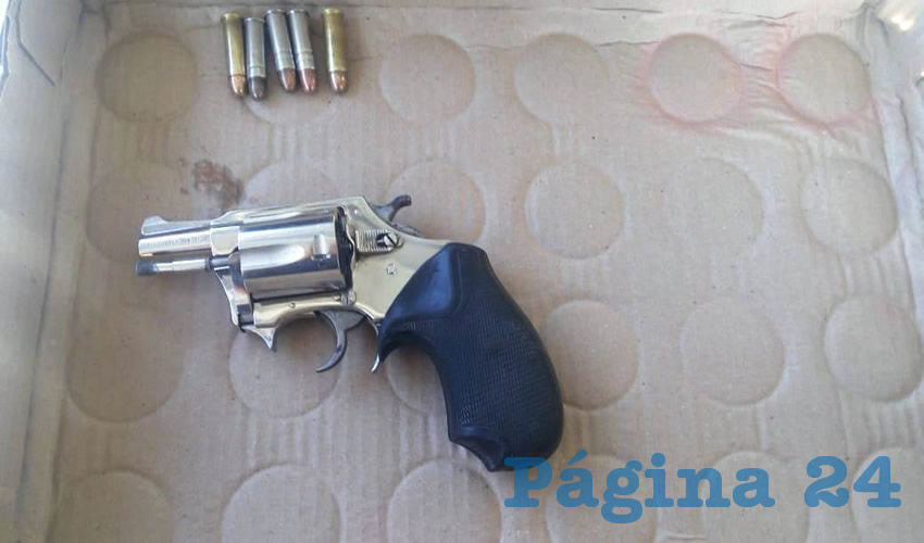 El revólver calibre .38, con cinco cartuchos útiles