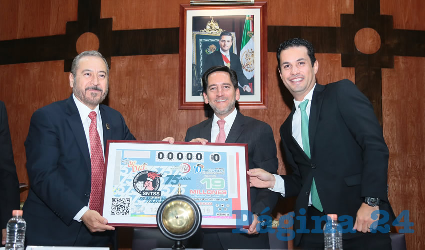 Se hizo un reconocimiento a quienes con su dedicaci&oacute;n y esfuerzo han construido, dado prestigio y brillo mundial al IMSS