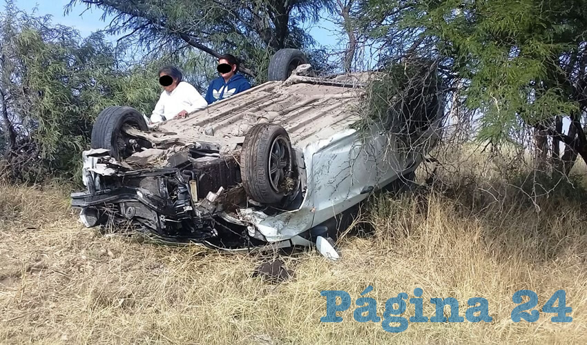 El autom&oacute;vil se estamp&oacute; contra un &aacute;rbol y se volc&oacute; sobre su toldo